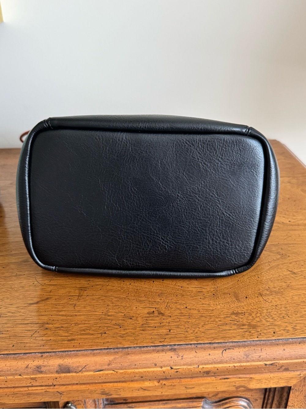 Antik Kraft Black Leather Bucket Bag with interior storage organizer - Picture 5 of 13